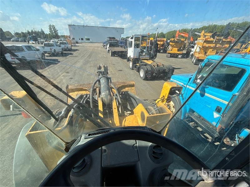 John Deere 624K Iekrāvēji uz riteņiem