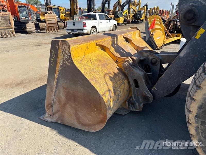 John Deere 624K Iekrāvēji uz riteņiem