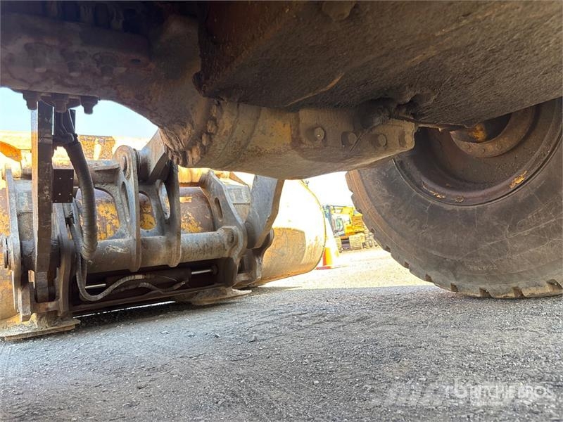 John Deere 624K Iekrāvēji uz riteņiem