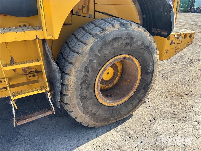 John Deere 624K Iekrāvēji uz riteņiem