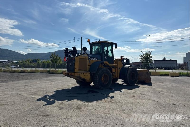 John Deere 624K Iekrāvēji uz riteņiem
