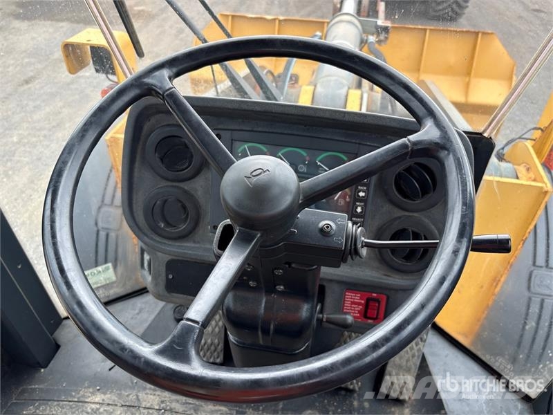 John Deere 644J Iekrāvēji uz riteņiem