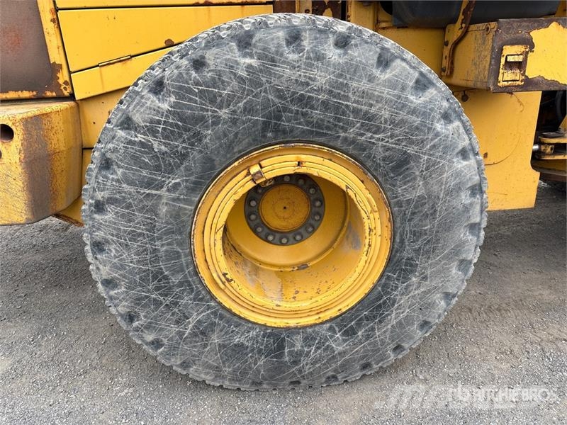John Deere 644J Iekrāvēji uz riteņiem