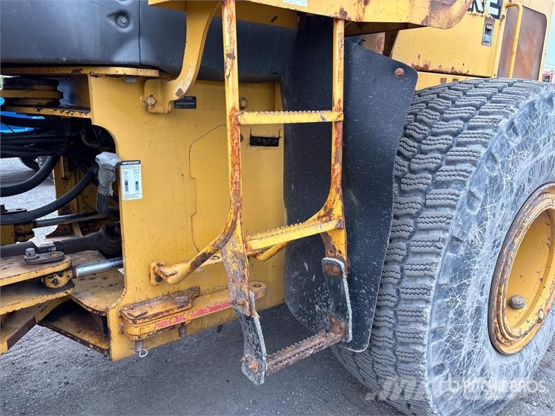 John Deere 644J Iekrāvēji uz riteņiem