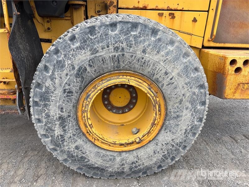 John Deere 644J Iekrāvēji uz riteņiem