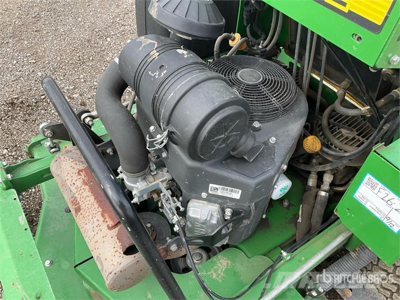 John Deere 648R Stand-On Lawn Mower ركوب الحشائش