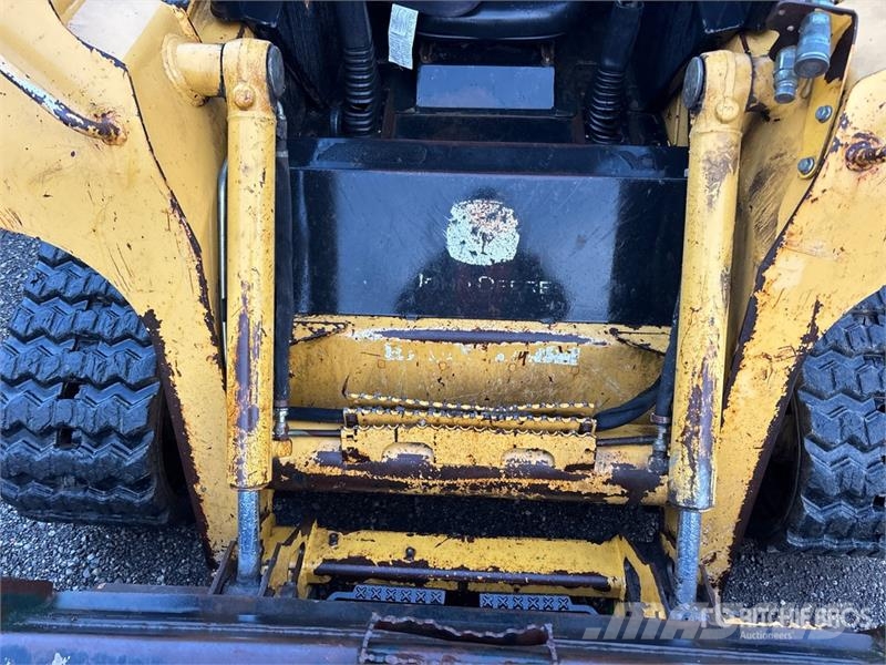 John Deere CT322 لوادر انزلاقية التوجيه