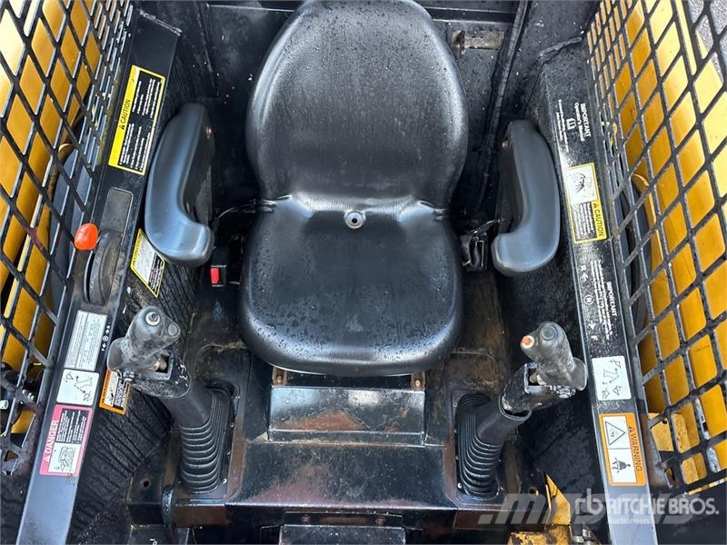John Deere CT322 لوادر انزلاقية التوجيه