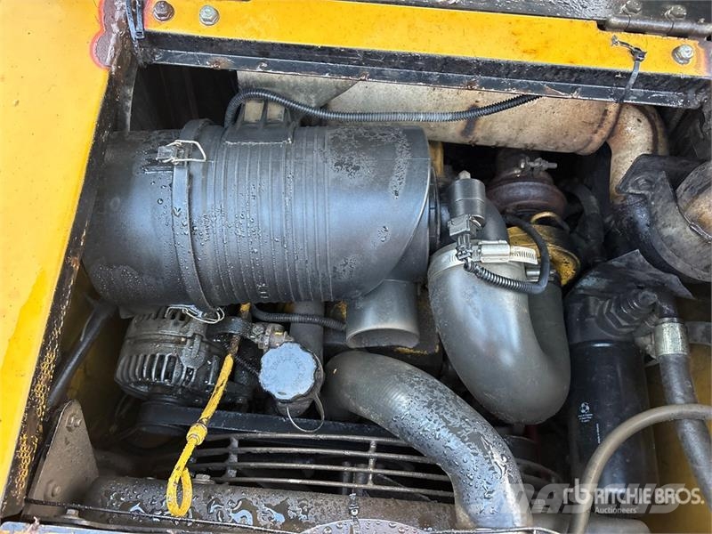 John Deere CT322 لوادر انزلاقية التوجيه