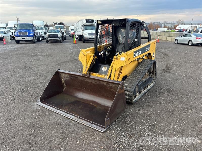 John Deere CT322 لوادر انزلاقية التوجيه