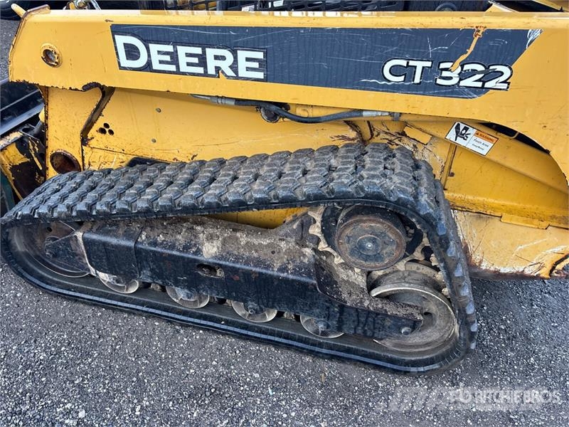 John Deere CT322 لوادر انزلاقية التوجيه