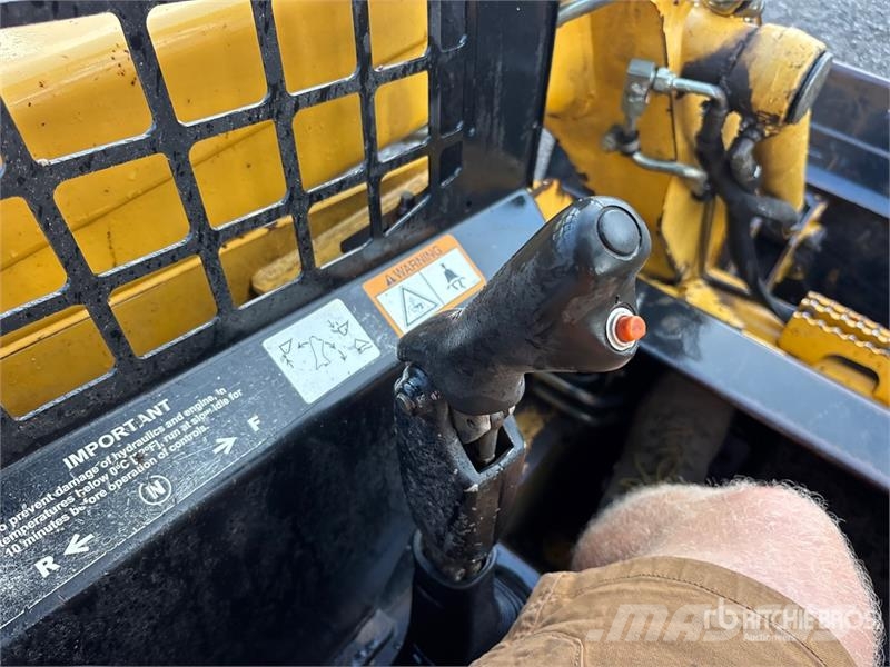 John Deere CT322 لوادر انزلاقية التوجيه
