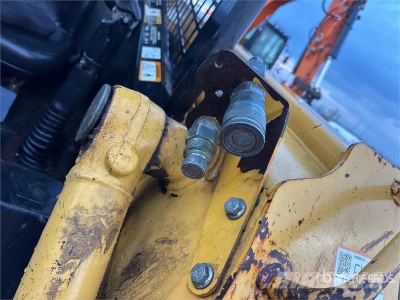 John Deere CT322 لوادر انزلاقية التوجيه