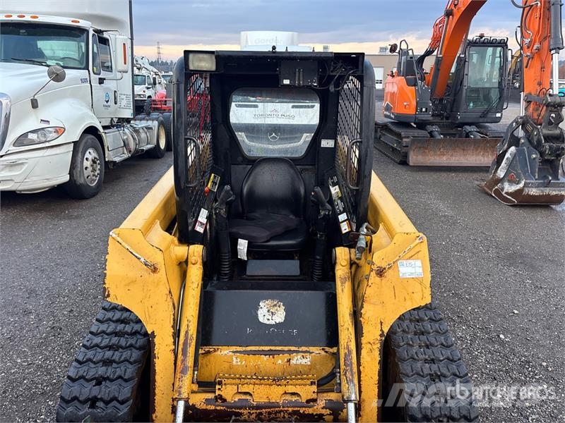 John Deere CT322 لوادر انزلاقية التوجيه