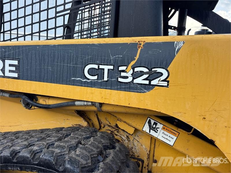 John Deere CT322 لوادر انزلاقية التوجيه