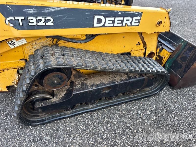 John Deere CT322 لوادر انزلاقية التوجيه