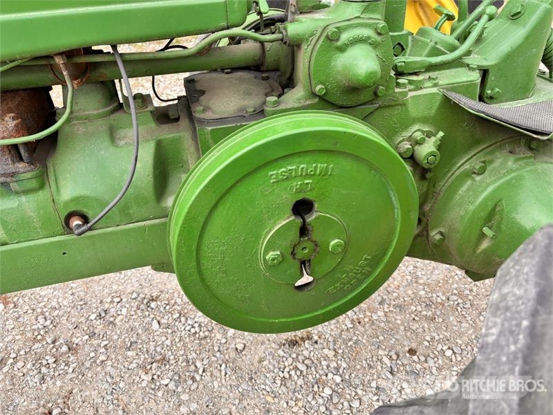 John Deere H 2WD Antique Tractor الجرارات