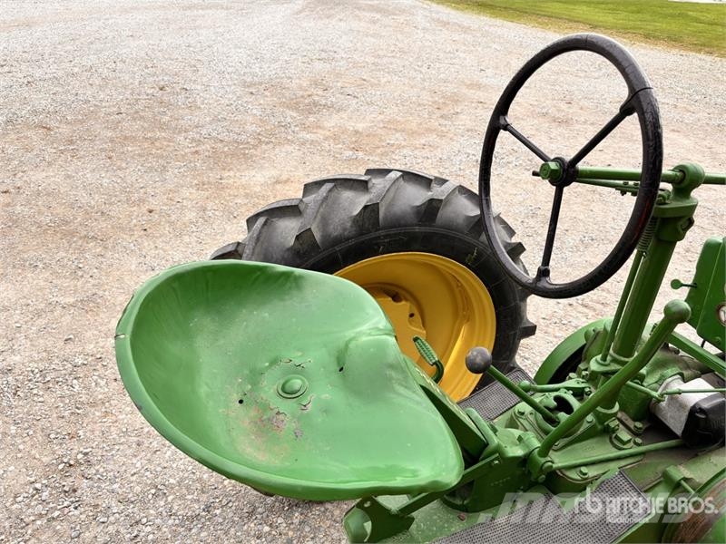 John Deere H 2WD Antique Tractor الجرارات