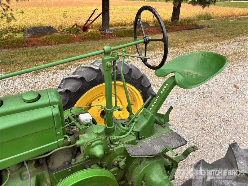 John Deere H 2WD Antique Tractor الجرارات