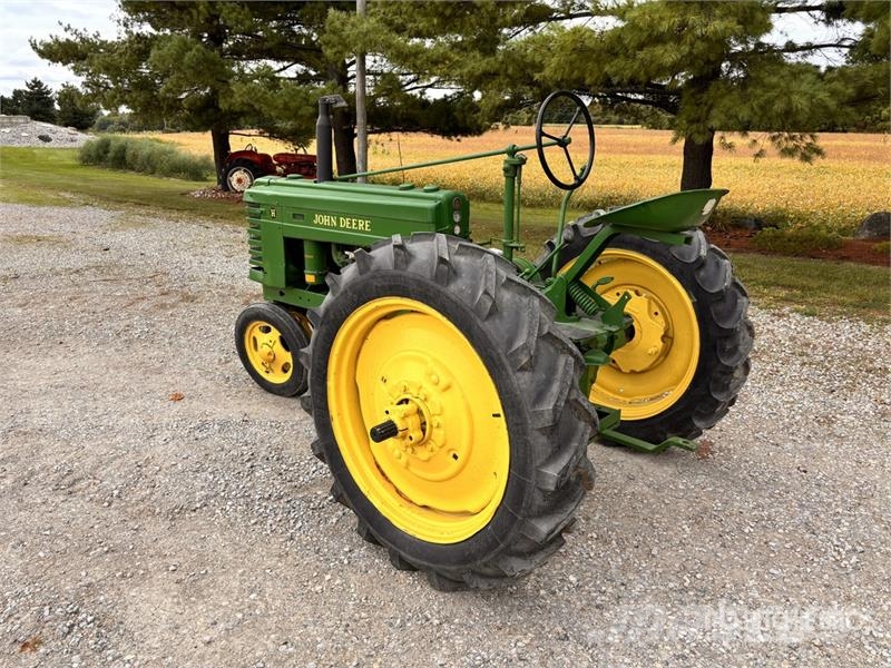 John Deere H 2WD Antique Tractor الجرارات
