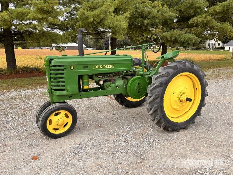 John Deere H 2WD Antique Tractor الجرارات