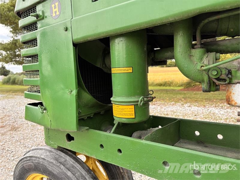 John Deere H 2WD Antique Tractor الجرارات