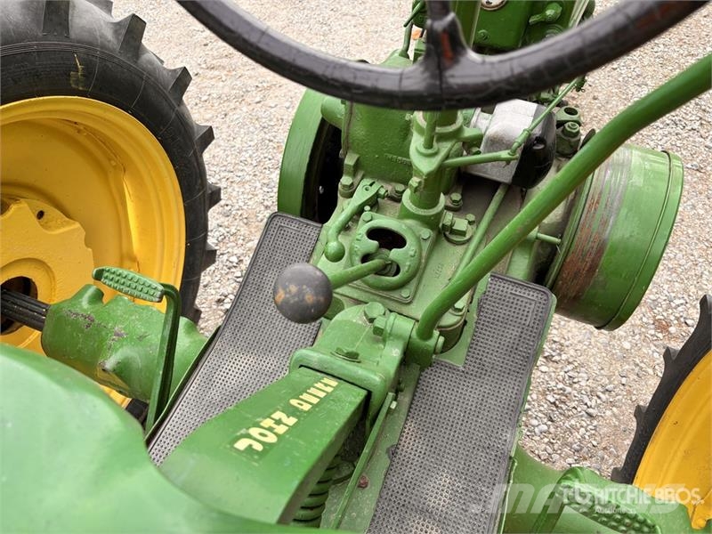 John Deere H 2WD Antique Tractor الجرارات