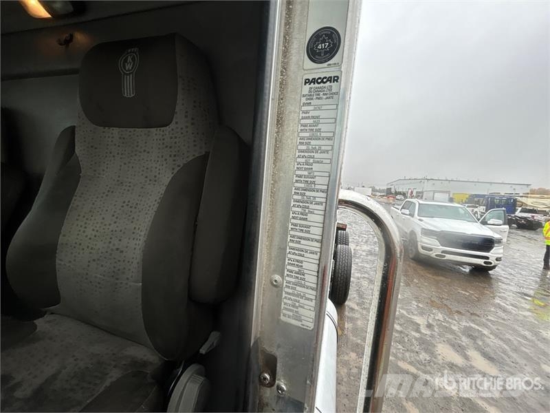 Kenworth 6x4 Cab and Chassis Кабіни