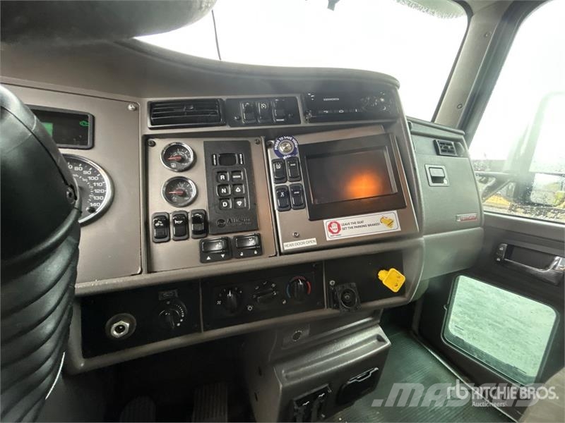 Kenworth 6x4 Cab and Chassis Кабіни