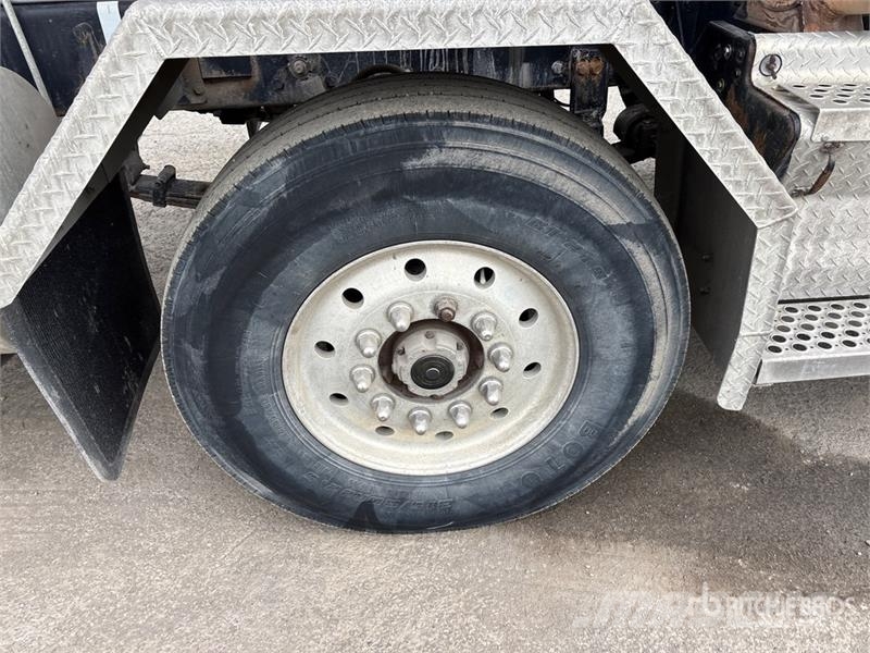 Kenworth Dahms Ultra 18 on Kenworth T800 8x4 Twin-Steer St Stroje na výrobu betonových prefabrikátů