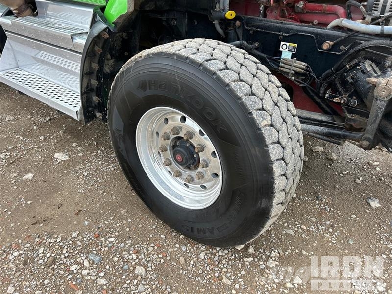 Kenworth Extreme XTR25HD on  Kenworth T880 8x4 Stone Spread ماكينات الحصاة والخرسانة