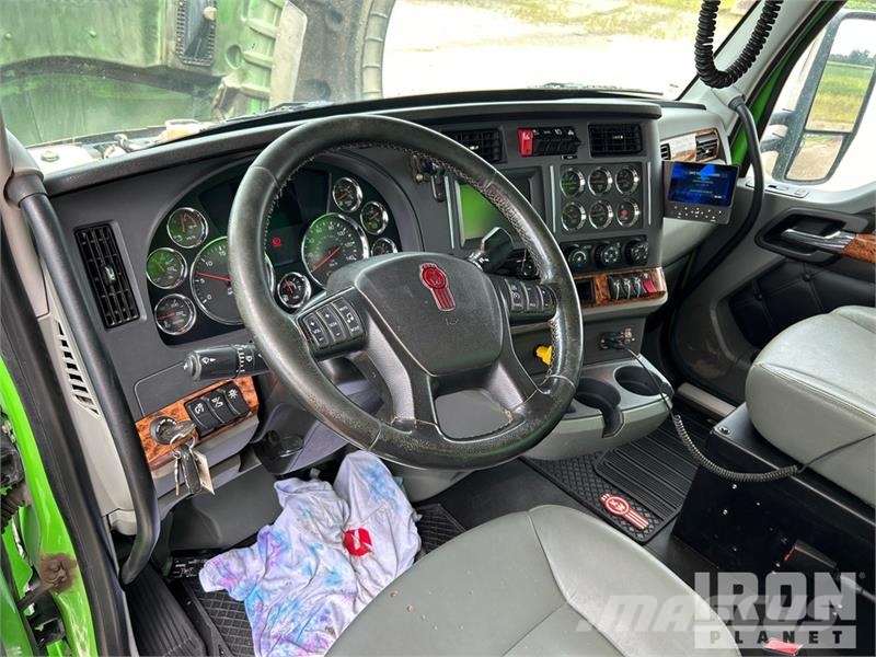 Kenworth Extreme XTR25HD on  Kenworth T880 8x4 Stone Spread ماكينات الحصاة والخرسانة