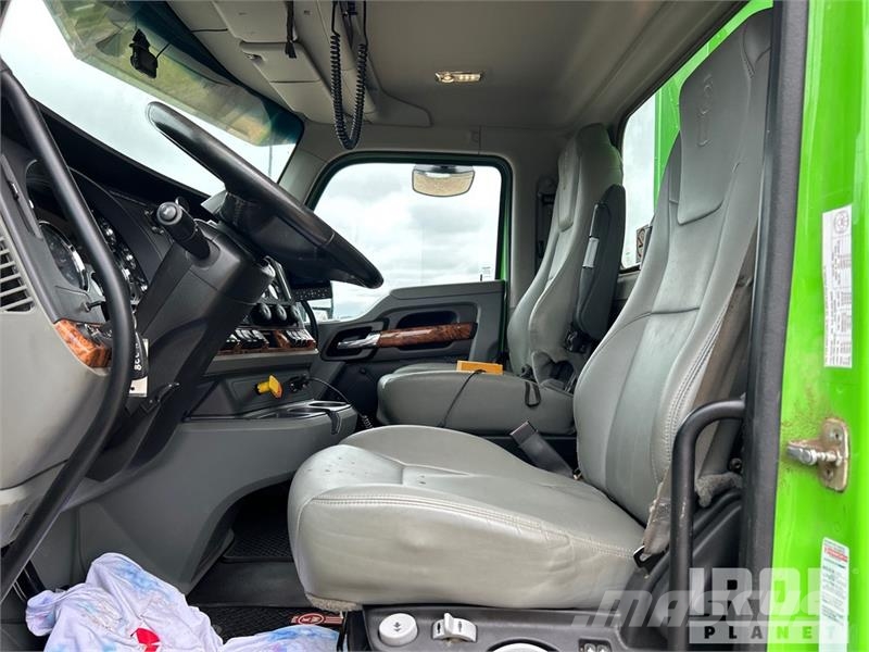 Kenworth Extreme XTR25HD on  Kenworth T880 8x4 Stone Spread ماكينات الحصاة والخرسانة