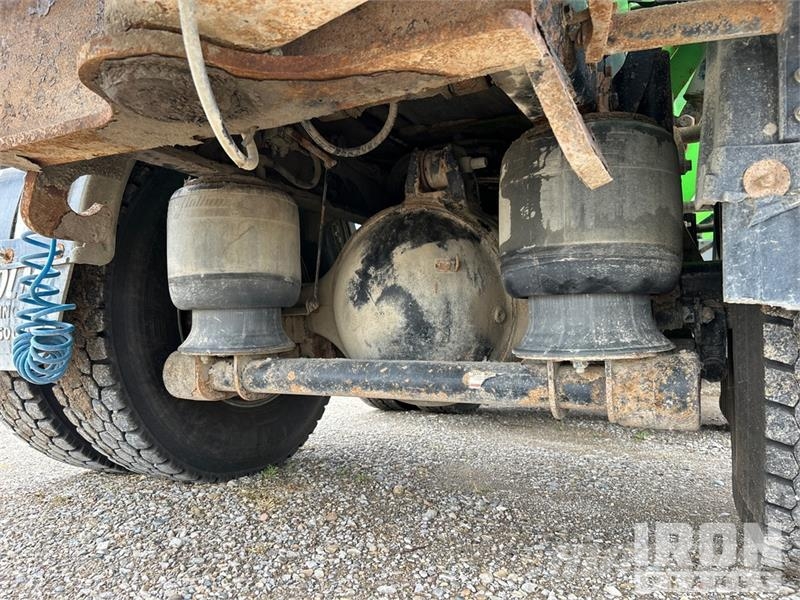 Kenworth Extreme XTR25HD on  Kenworth T880 8x4 Stone Spread ماكينات الحصاة والخرسانة