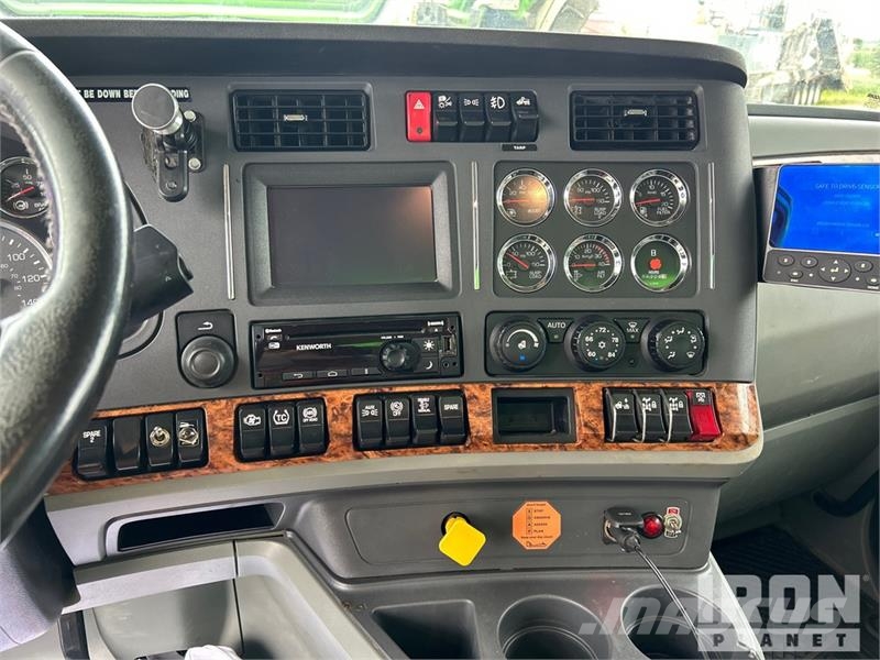 Kenworth Extreme XTR25HD on  Kenworth T880 8x4 Stone Spread ماكينات الحصاة والخرسانة