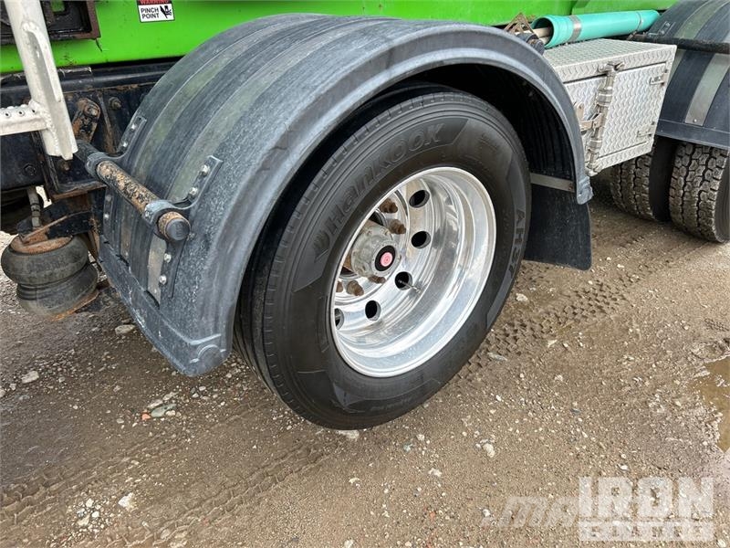 Kenworth Extreme XTR25HD on  Kenworth T880 8x4 Stone Spread ماكينات الحصاة والخرسانة