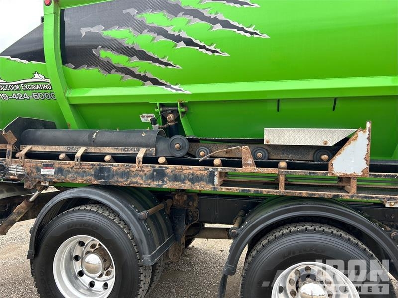 Kenworth Extreme XTR25HD on  Kenworth T880 8x4 Stone Spread ماكينات الحصاة والخرسانة
