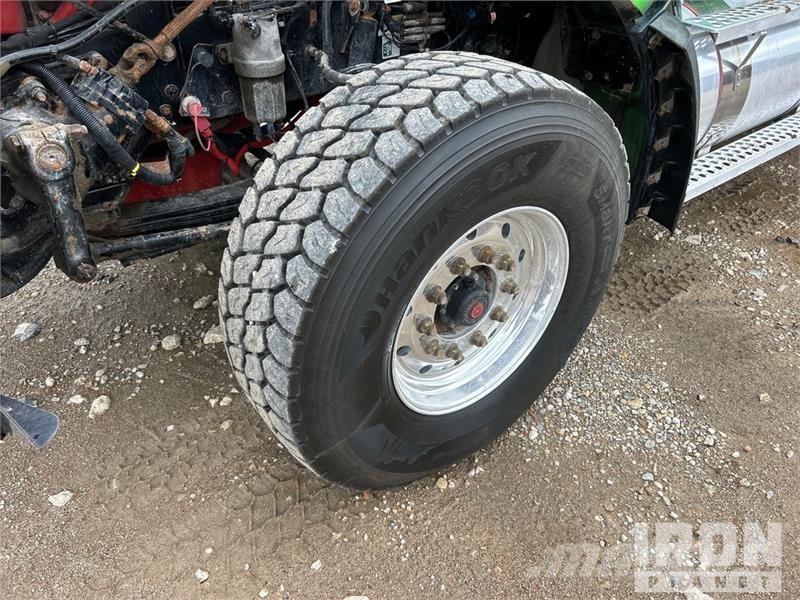 Kenworth Extreme XTR25HD on  Kenworth T880 8x4 Stone Spread ماكينات الحصاة والخرسانة