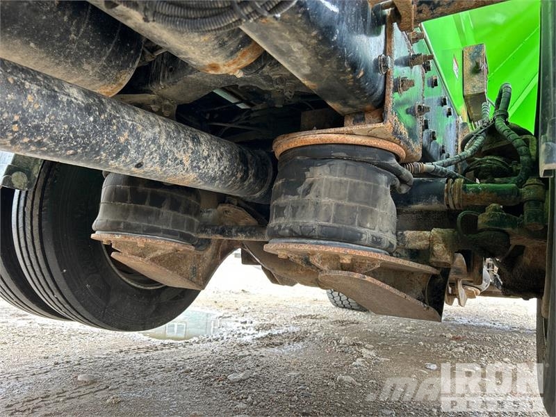 Kenworth Extreme XTR25HD on  Kenworth T880 8x4 Stone Spread ماكينات الحصاة والخرسانة