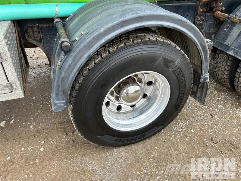 Kenworth Extreme XTR25HD on  Kenworth T880 8x4 Stone Spread ماكينات الحصاة والخرسانة
