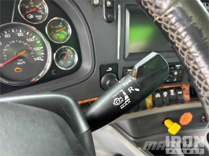 Kenworth Extreme XTR25HD on  Kenworth T880 8x4 Stone Spread ماكينات الحصاة والخرسانة