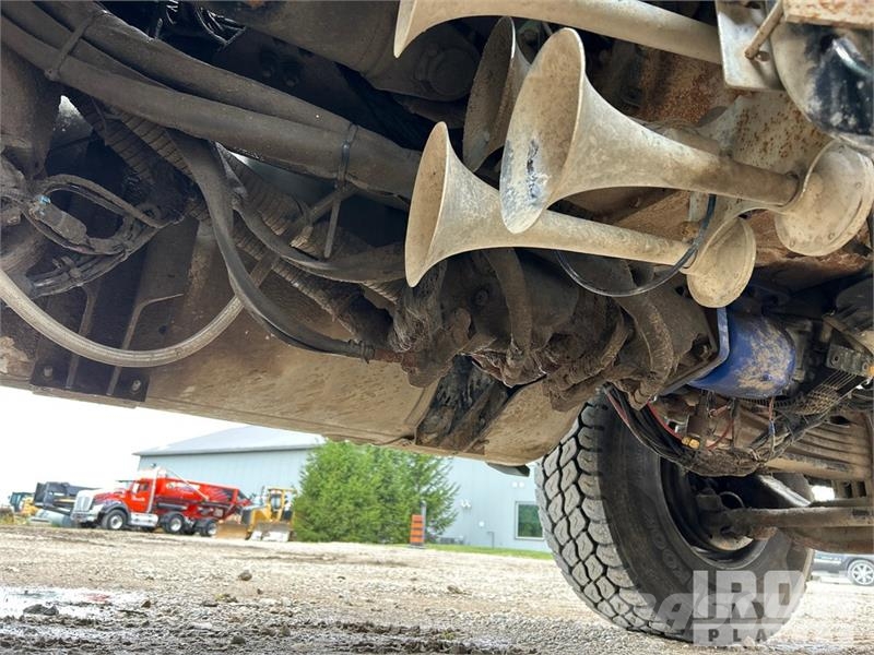 Kenworth Extreme XTR25HD on  Kenworth T880 8x4 Stone Spread ماكينات الحصاة والخرسانة