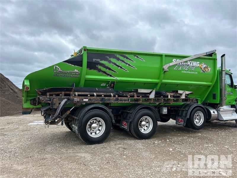 Kenworth Extreme XTR25HD on  Kenworth T880 8x4 Stone Spread ماكينات الحصاة والخرسانة