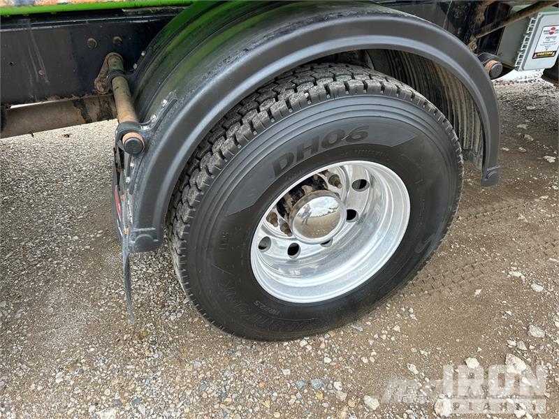 Kenworth Extreme XTR25HD on  Kenworth T880 8x4 Stone Spread ماكينات الحصاة والخرسانة
