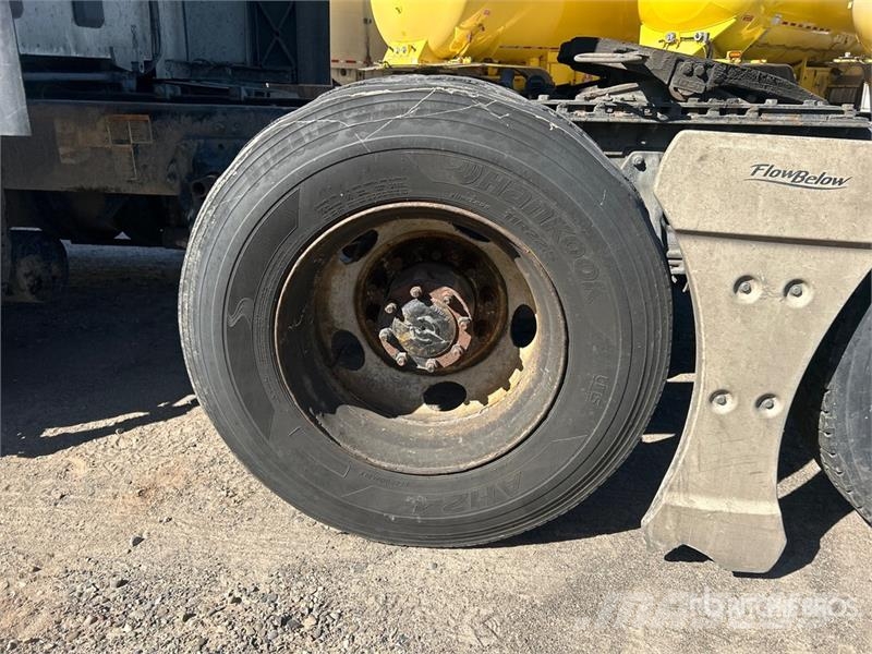 Kenworth T-680 6x4 T/A Day Cab Truck Tractor Ťahače