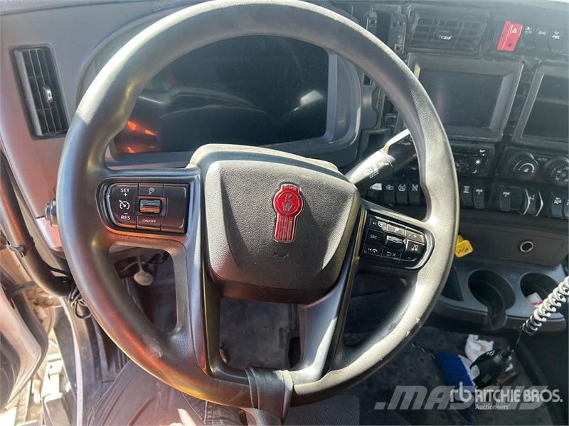 Kenworth T-680 6x4 T/A Day Cab Truck Tractor Ťahače