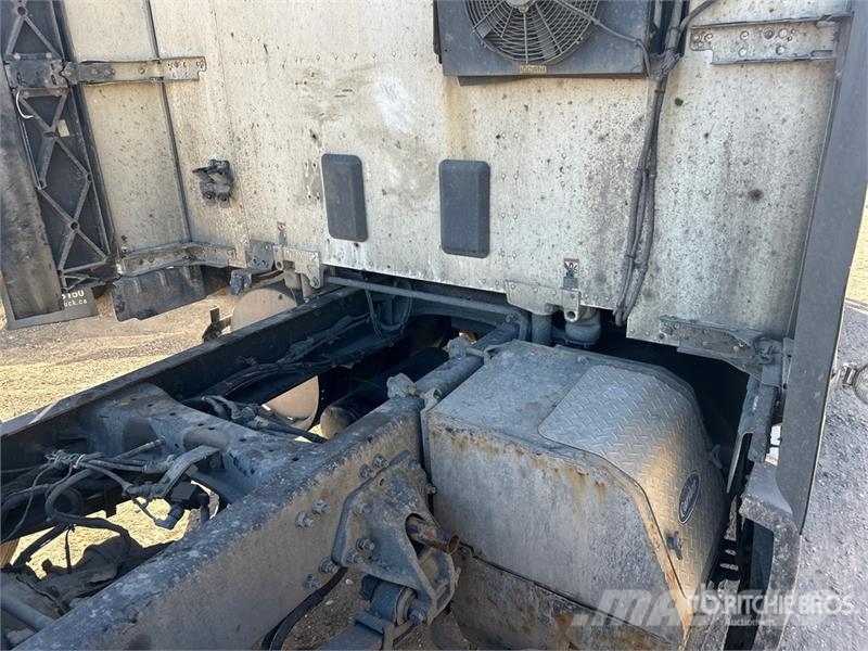 Kenworth T-680 6x4 T/A Day Cab Truck Tractor Ťahače