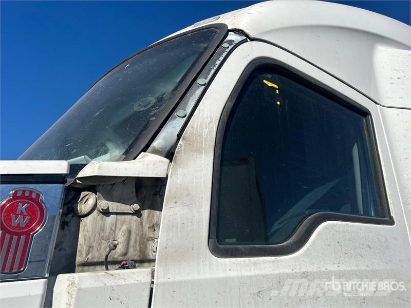 Kenworth T-680 6x4 T/A Day Cab Truck Tractor Ťahače