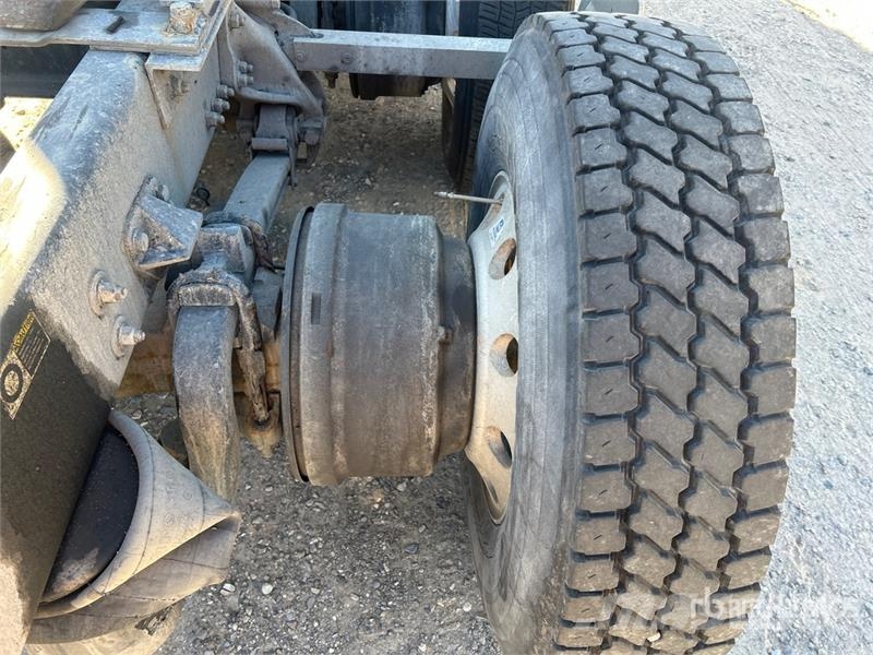 Kenworth T-680 6x4 T/A Day Cab Truck Tractor Ťahače