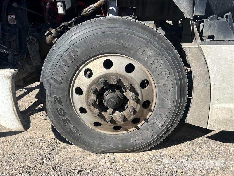 Kenworth T-680 6x4 T/A Day Cab Truck Tractor Ťahače
